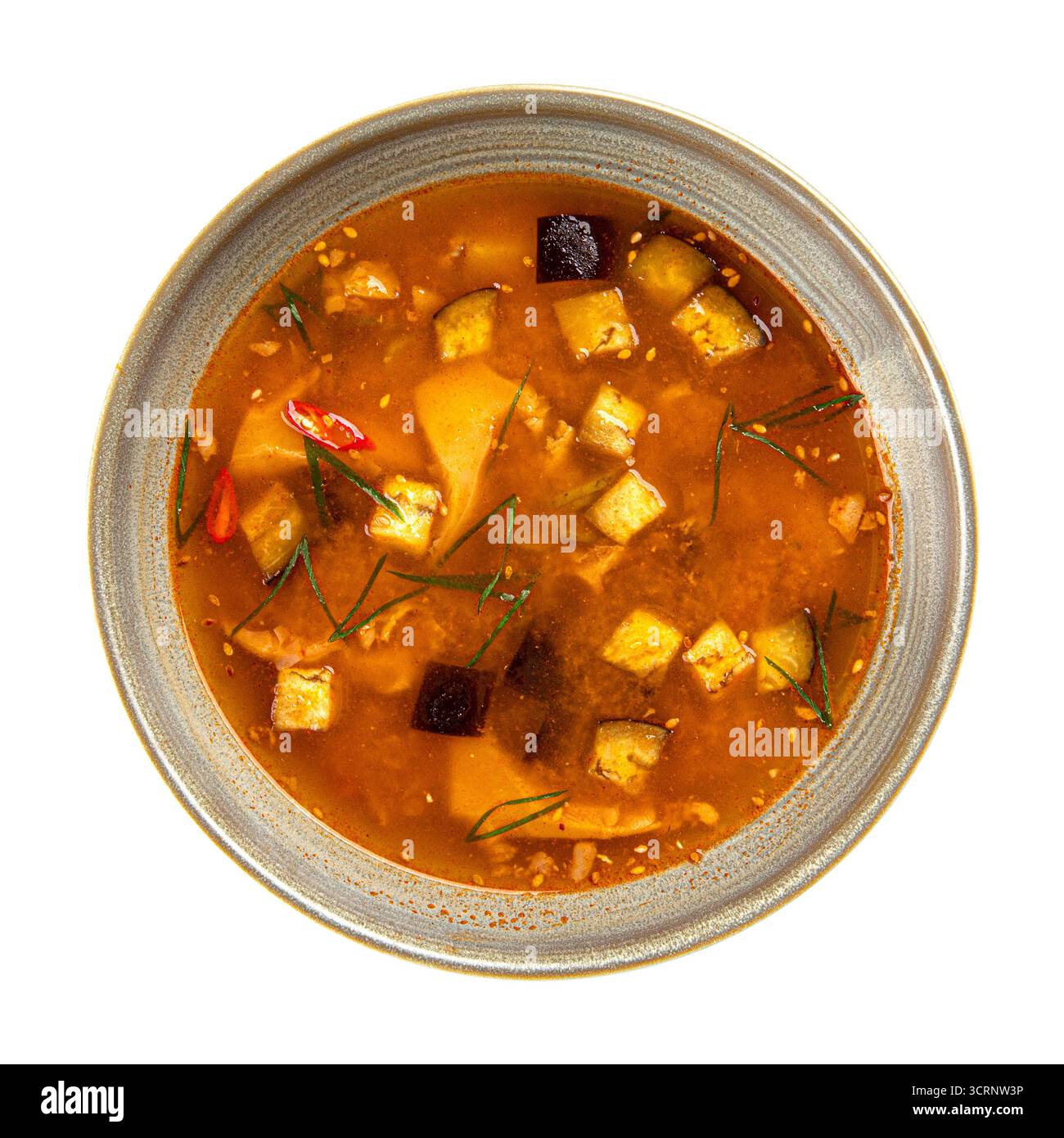 Bol à soupe asiatique au tofu chaud et épicé isolé Banque D'Images