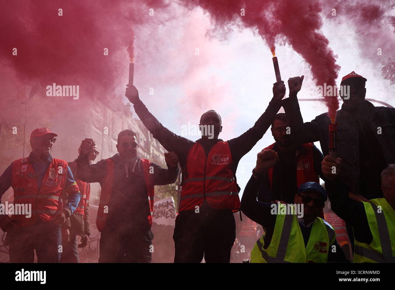 Paris, France. 02 octobre 2025. Manifestants lors d'une manifestation, à Paris, France, le 2 octobre 2025, lors d'une autre journée de grèves et de manifestations en France. Cette nouvelle journée d’action syndicale devrait être moins significative que le 18 septembre. Photo de Raphael Lafargue/ABACAPRESS.COM crédit : Abaca Press/Alamy Live News Banque D'Images