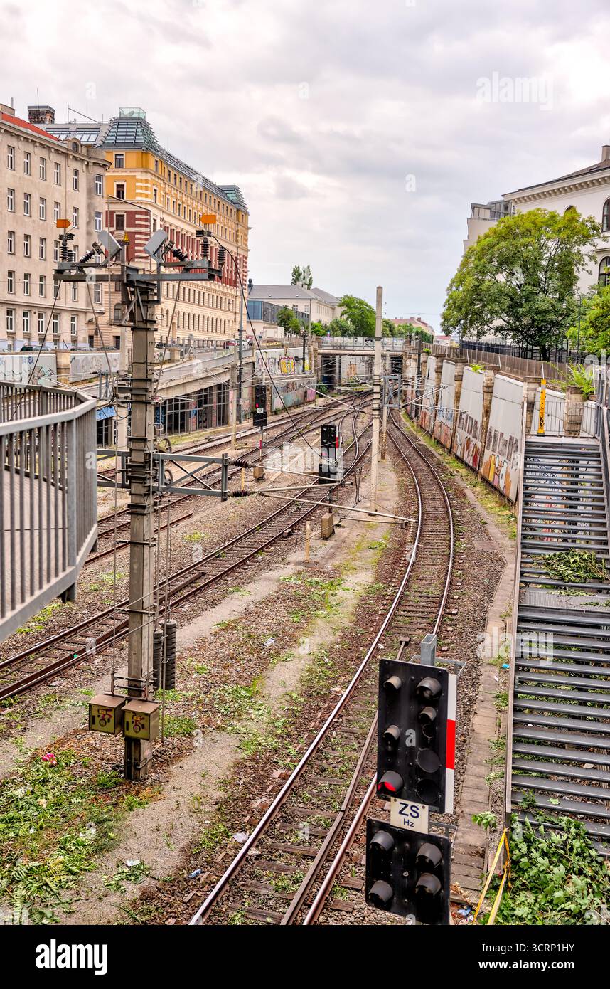 Les voies ferrées et les infrastructures de signalisation traversent le centre de Vienne, mettant en valeur l’intégration des systèmes de transport en commun dans l’architecture de la ville Banque D'Images