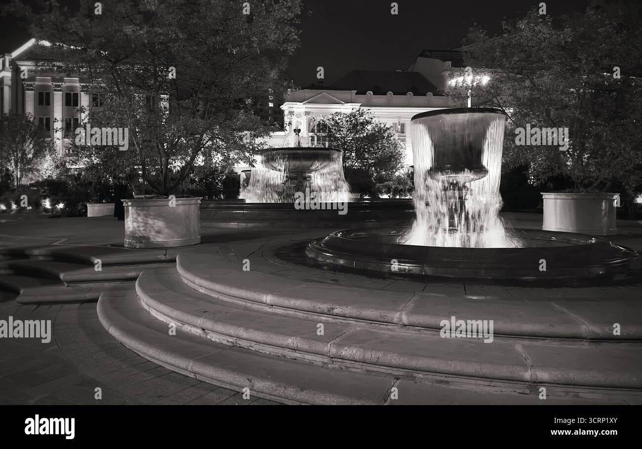 Fontaines anciennes de nuit près du Grand Théâtre (Bolchoï) à Moscou, Russie Banque D'Images