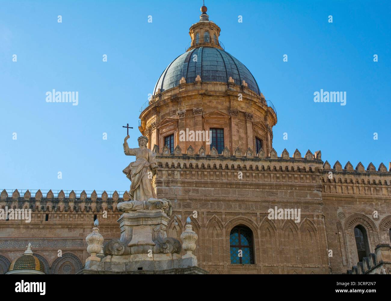 Statue de St Rosalia chassant la peste devant la cathédrale de Palerme en Sicile, Italie. Dôme baroque du XVIIIe siècle, murs normands du XIIe siècle Banque D'Images