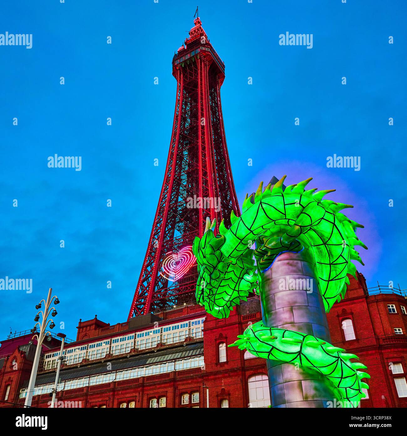 Les dragons cracheurs de feu figurent dans Blackpool Illuminations 2025 Banque D'Images