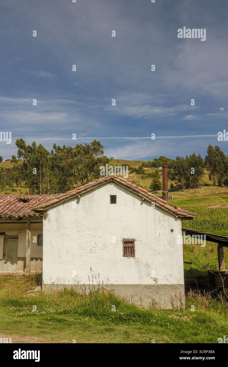 L'aile latérale d'une ferme abandonnée avec deux petites fenêtres, dans le haut des montagnes près du village de Cucaita, dans les Andes orientales Banque D'Images