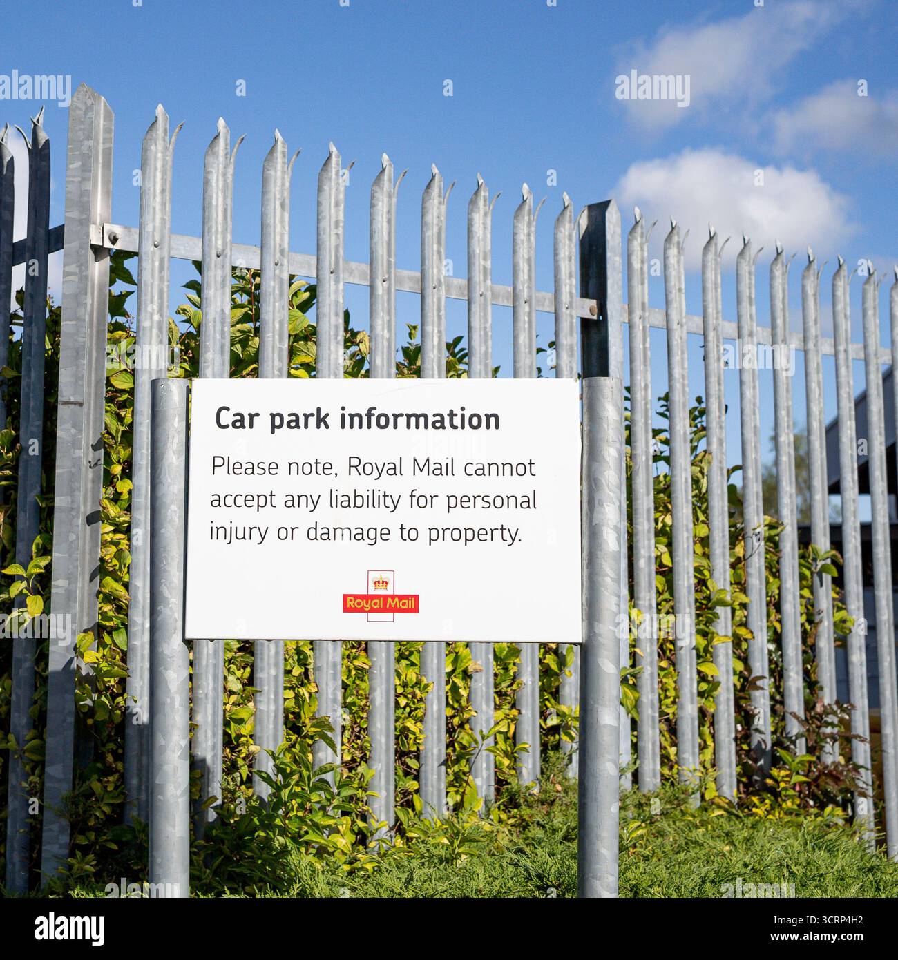 Un panneau de non responsabilité Royal mail sur l'un de leurs parkings pour les clients qui ramassent des colis. Banque D'Images