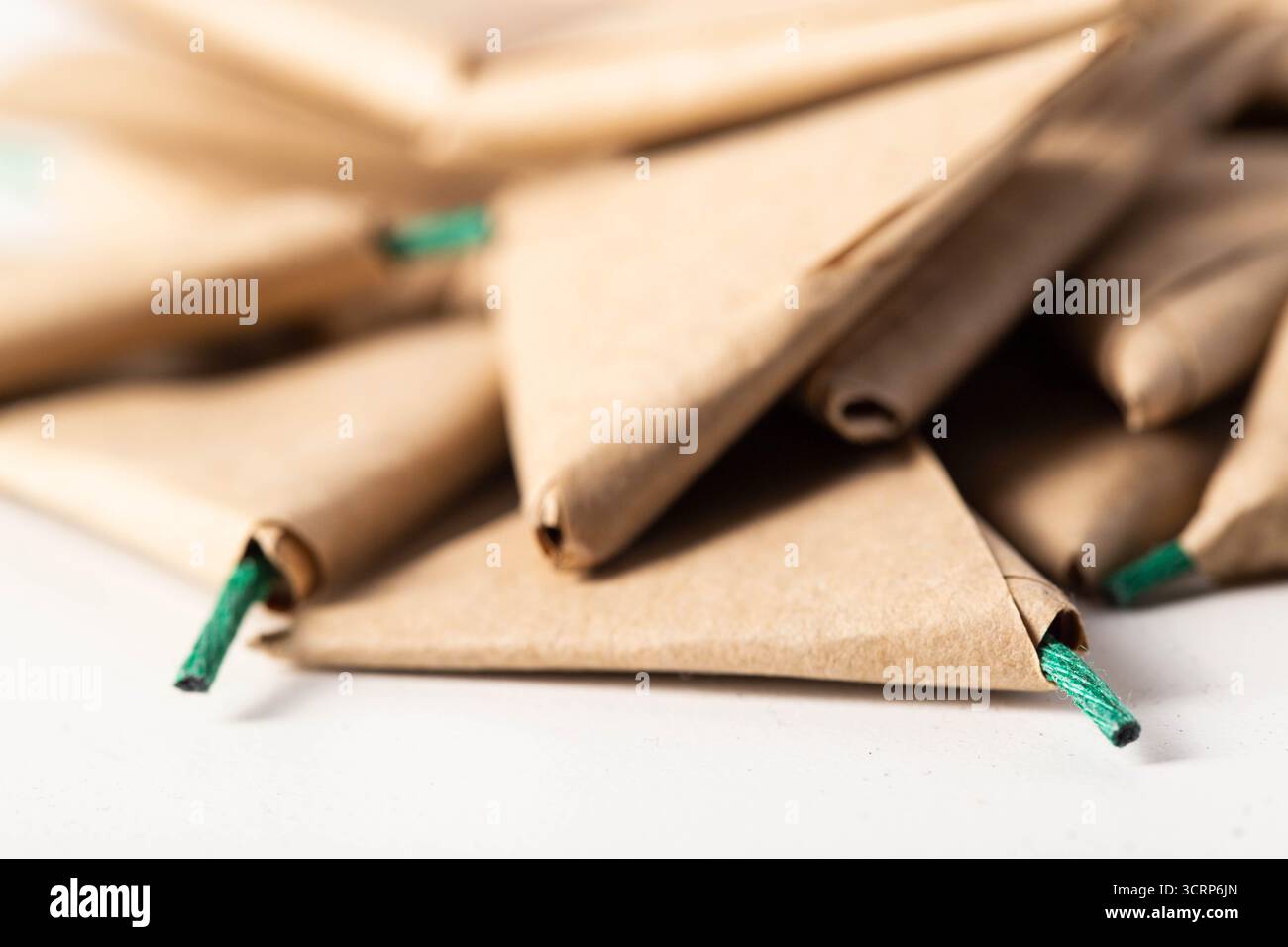 Un tas de pétards triangulaires sur la table. Le danger de la pyrotechnie Banque D'Images