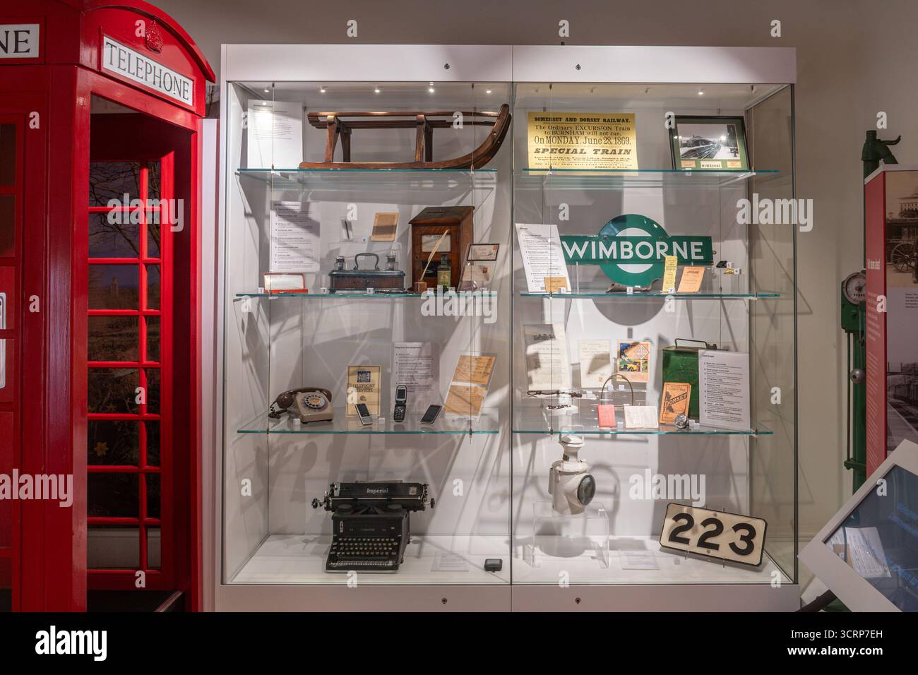 Collection d'objets historiques exposés au Museum of East Dorset, y compris une vieille boîte téléphonique, Wimborne Minster, Dorset, Angleterre, Royaume-Uni Banque D'Images