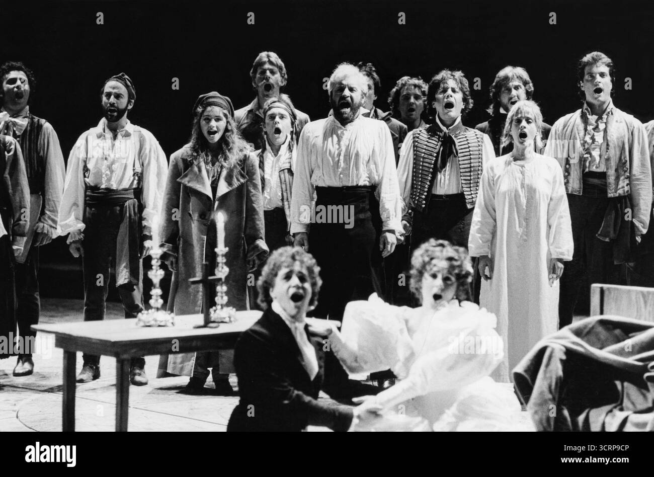 Distribution originale londonienne - centre, debout, gauche-droite : Frances Ruffelle (Eponine), Colm Wilkinson (Jean Valjean), David Burt (Enjoiras), Patti LuPone (Fantine) dans LES MISERABLES au Barbican Theatre, Londres EC2 08/10/1985 a Royal Shakespeare Company & Cameron Mackintosh musique de coproduction : Claude-Michel Schonberg texte : Herbert Kretzmer texte original par Alain Boubil & Jean-Marc Natel matériel supplémentaire : James-Marc Natel réalisé par John Nunofil & John Nerevan adaptation du roman sur le décor David Hersey Banque D'Images