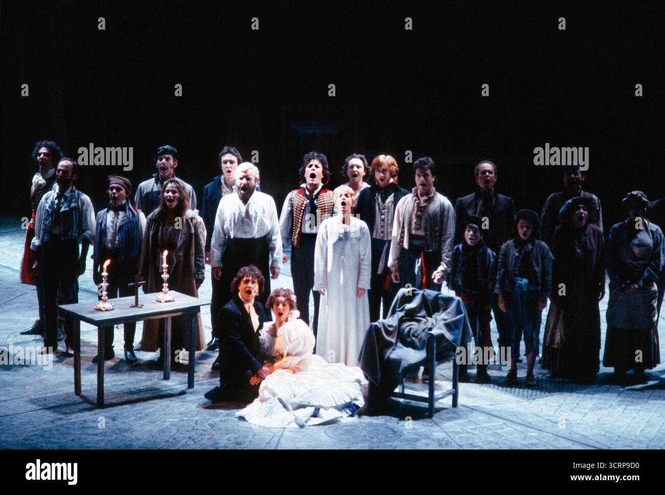 Original London cast - standing centre, de gauche à droite : Colm Wilkinson (Jean Valjean), David Burt (Enjoiras), Patti LuPone (Fantine) dans LES MISÉRABLES au Barbican Theatre, Londres EC2 08/10/1985 a Royal Shakespeare Company & Cameron Mackintosh coproduction musique : Claude-Michel Schonberg texte : Herbert Kretzmer texte original par Alain Boubil & Jean-Marc Natel matériel supplémentaire : James Fenton basé sur le roman réalisé par Victor Hugo adapté par John Napofus & John Napofus & Andrey & John Napofus Banque D'Images