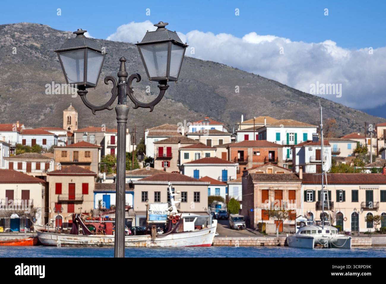 Ville de Galaksidi, vue panoramique sur la vieille ville traditionnelle du centre de la Grèce à l'arrière-plan, avec un vieux lampadaire rouillé au premier plan. Banque D'Images