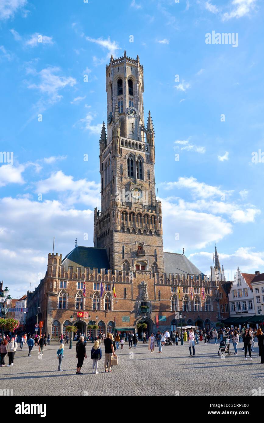 Bruges, Belgique – 12 septembre 2024 - Tour du Beffroi à Grote Square Bruges Belgique. Le beffroi médiéval sur la place Grote dans le centre historique. Banque D'Images