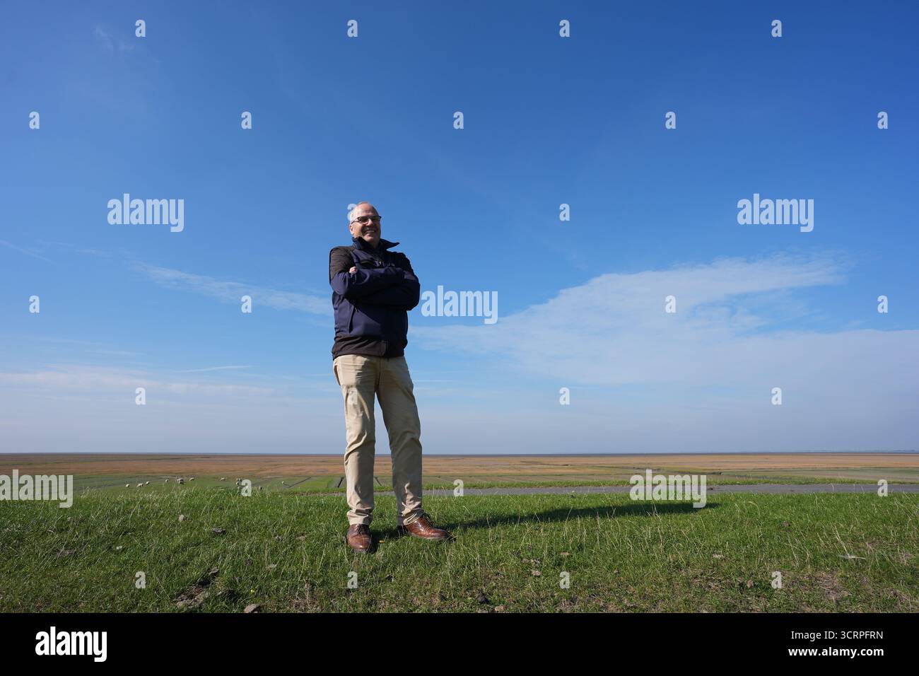 Hillgroven, Allemagne. 02 octobre 2025. Werner Schwarz (CDU), ministre de l’Agriculture, des zones rurales, de l’Europe et de la protection des consommateurs, se tient sur la digue, sur la côte de la mer du Nord, lors d’une visite à l’élevage ovin de la digue Hinz. M. Schwarz et M. Rainer, ministre fédéral de l'agriculture, ont été informés de l'élevage des ovins et des caprins, de la maladie de la fièvre catarrhale du mouton, du Fonds pour les maladies animales du Schleswig-Holstein et de la situation actuelle des loups. Crédit : Marcus Brandt/dpa/Alamy Live News Banque D'Images