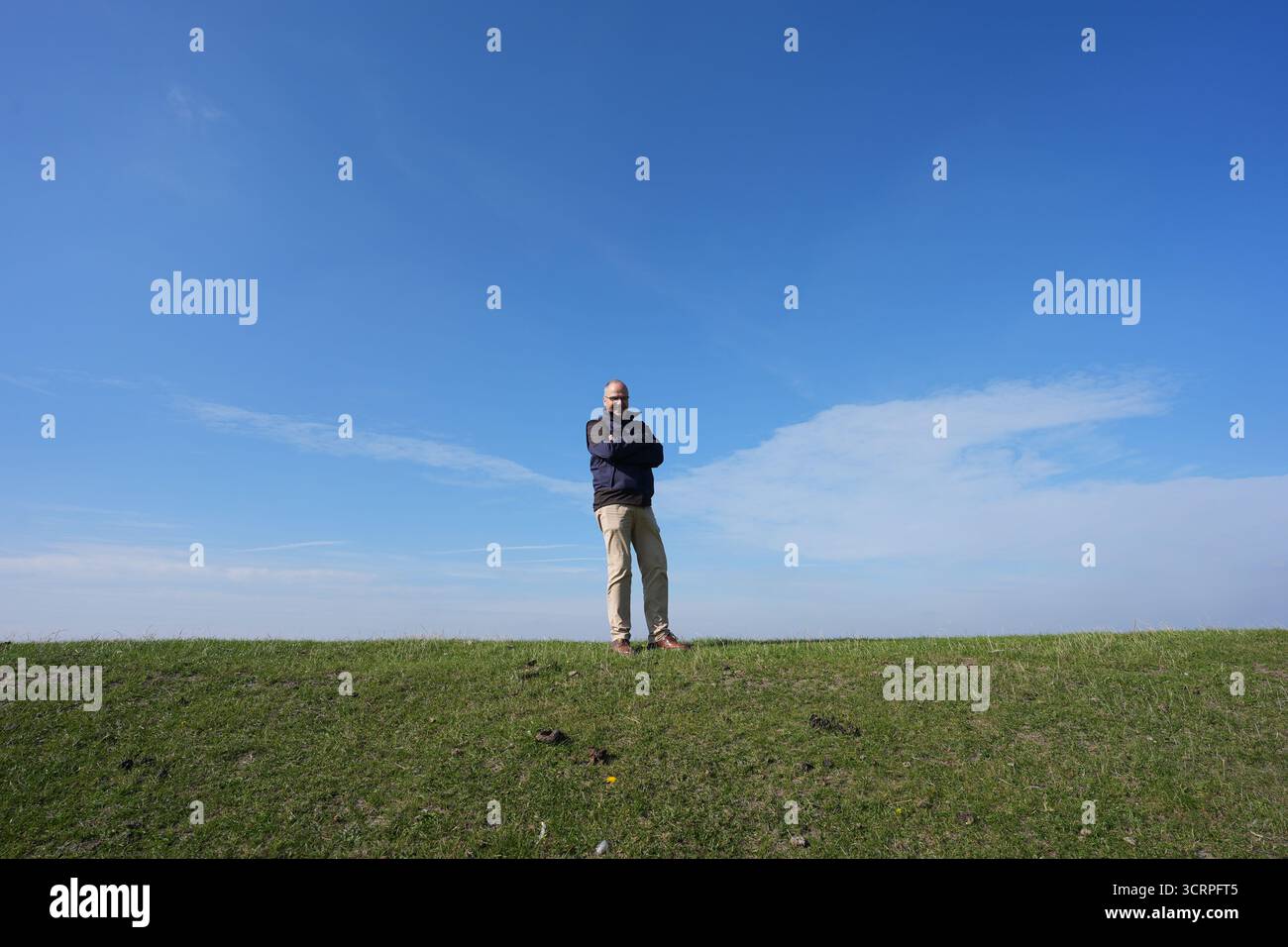 Hillgroven, Allemagne. 02 octobre 2025. Werner Schwarz (CDU), ministre de l’Agriculture, des zones rurales, de l’Europe et de la protection des consommateurs, se tient sur la digue, sur la côte de la mer du Nord, lors d’une visite à l’élevage ovin de la digue Hinz. M. Schwarz et M. Rainer, ministre fédéral de l'agriculture, ont été informés de l'élevage des ovins et des caprins, de la maladie de la fièvre catarrhale du mouton, du Fonds pour les maladies animales du Schleswig-Holstein et de la situation actuelle des loups. Crédit : Marcus Brandt/dpa/Alamy Live News Banque D'Images