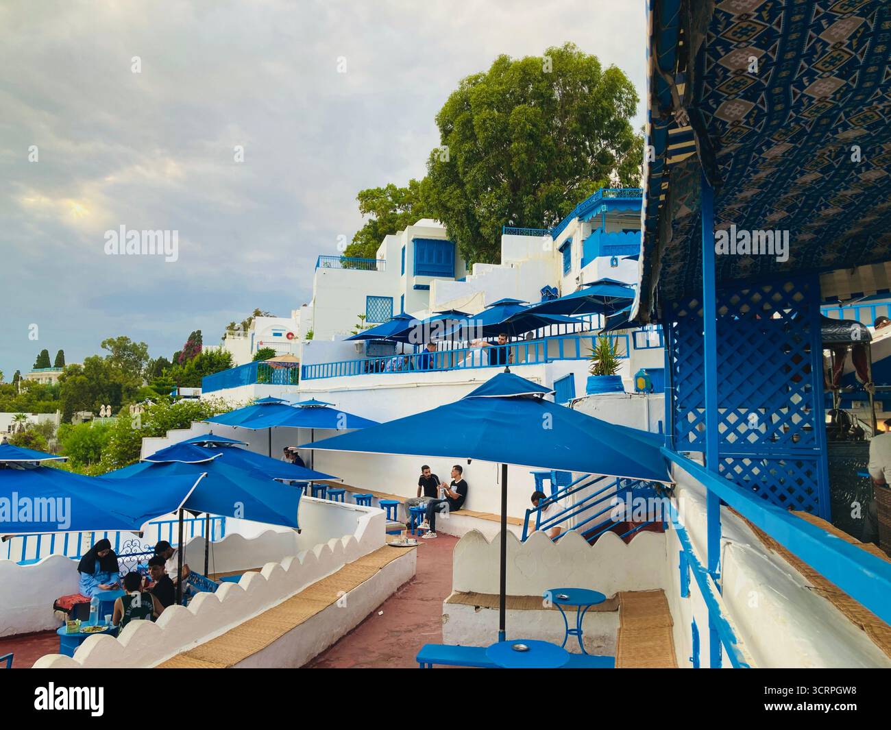 Vue panoramique sur la côte depuis le Café des délices à Sidi Bou Said, Tunis, parasols bleus et horizon marin. Capturé le 23 septembre 2025 Banque D'Images Vue panoramique sur la côte depuis le Café des délices à Sidi Bou Said, Tunis, parasols bleus et horizon marin. Capturé le 23 septembre 2025 Banque D'Images