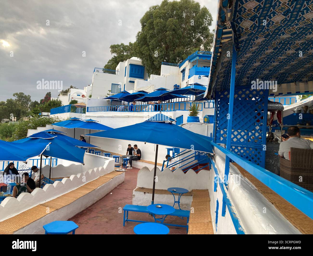 Vue panoramique sur la côte depuis le Café des délices à Sidi Bou Said, Tunis, parasols bleus et horizon marin. Capturé le 23 septembre 2025 Banque D'Images Vue panoramique sur la côte depuis le Café des délices à Sidi Bou Said, Tunis, parasols bleus et horizon marin. Capturé le 23 septembre 2025 Banque D'Images