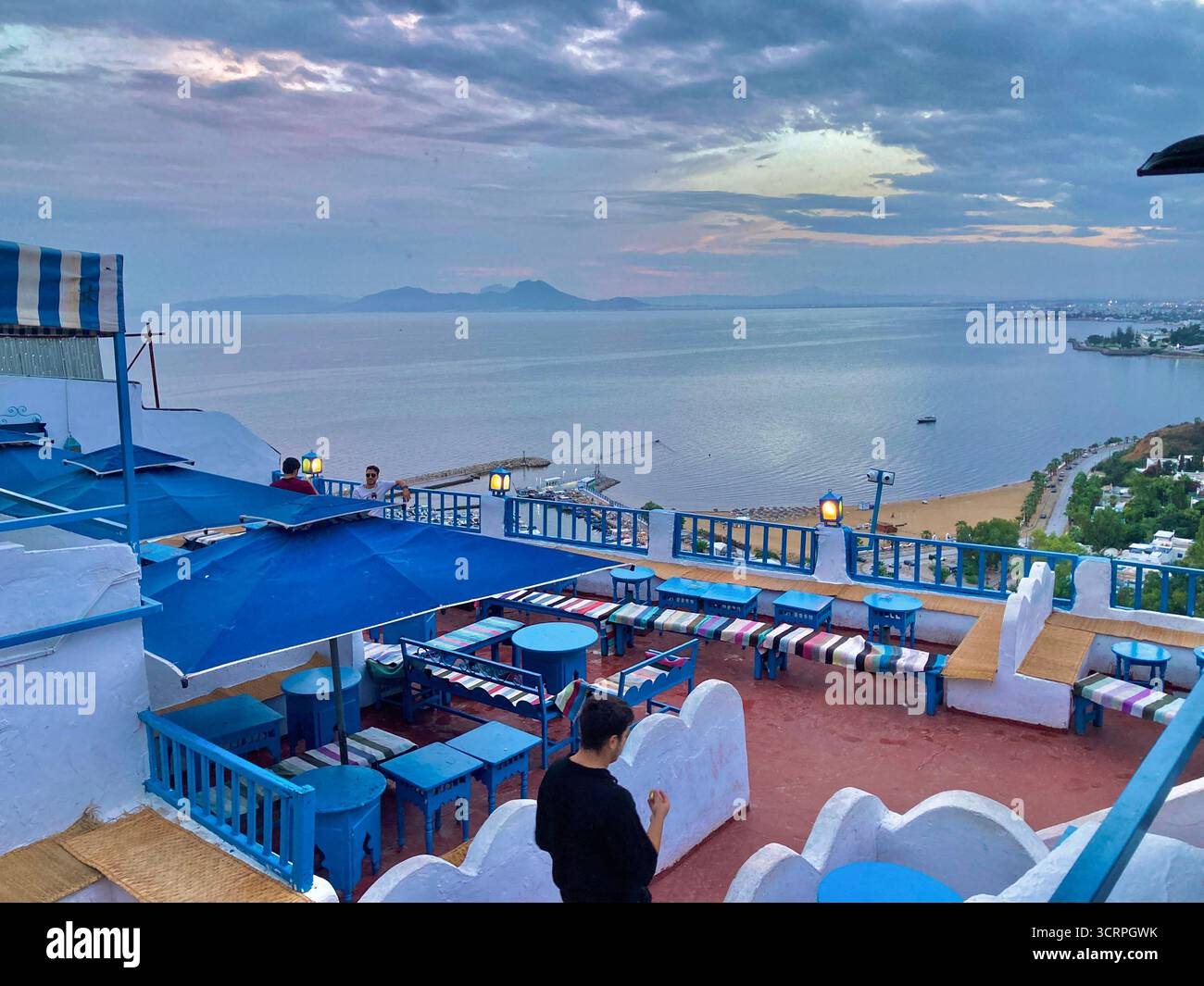 Vue panoramique sur la côte depuis le Café des délices à Sidi Bou Said, Tunis, parasols bleus et horizon marin. Capturé le 23 septembre 2025 Banque D'Images Vue panoramique sur la côte depuis le Café des délices à Sidi Bou Said, Tunis, parasols bleus et horizon marin. Capturé le 23 septembre 2025 Banque D'Images