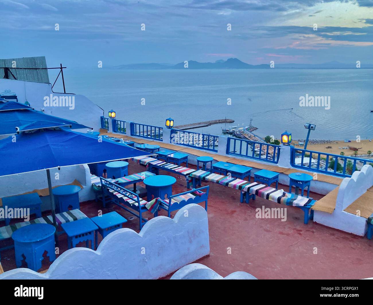 Vue panoramique sur la côte depuis le Café des délices à Sidi Bou Said, Tunis, parasols bleus et horizon marin. Capturé le 23 septembre 2025 Banque D'Images Vue panoramique sur la côte depuis le Café des délices à Sidi Bou Said, Tunis, parasols bleus et horizon marin. Capturé le 23 septembre 2025 Banque D'Images