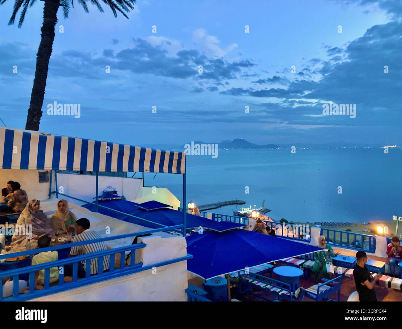 Vue panoramique sur la côte depuis le Café des délices à Sidi Bou Said, Tunis, parasols bleus et horizon marin. Capturé le 23 septembre 2025 Banque D'Images Vue panoramique sur la côte depuis le Café des délices à Sidi Bou Said, Tunis, parasols bleus et horizon marin. Capturé le 23 septembre 2025 Banque D'Images