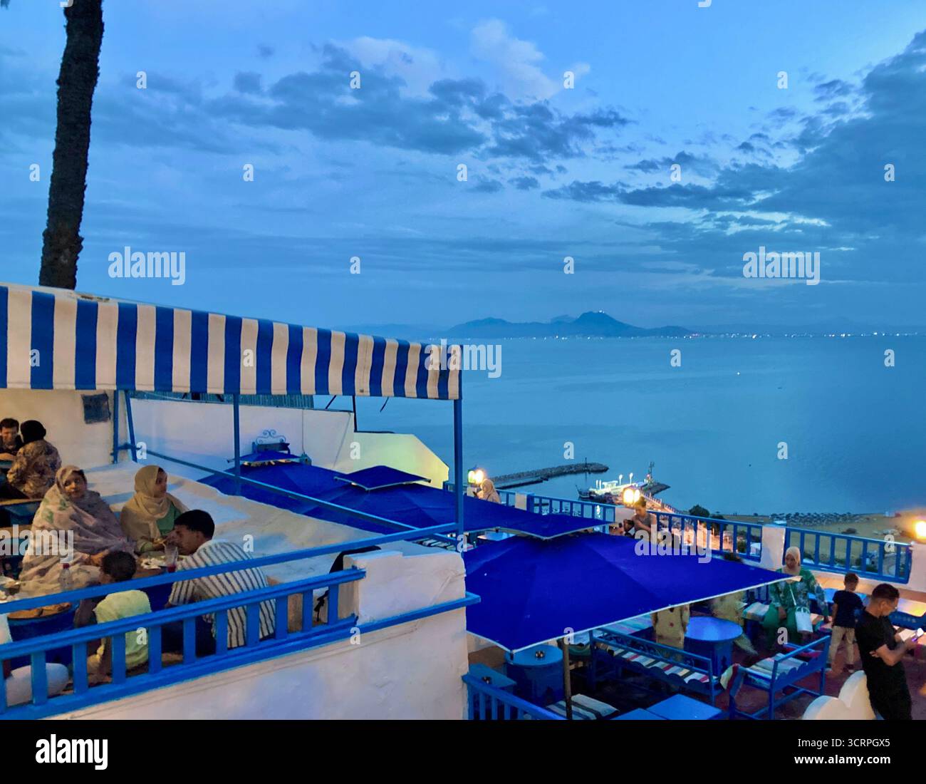 Vue panoramique sur la côte depuis le Café des délices à Sidi Bou Said, Tunis, parasols bleus et horizon marin. Capturé le 23 septembre 2025 Banque D'Images Vue panoramique sur la côte depuis le Café des délices à Sidi Bou Said, Tunis, parasols bleus et horizon marin. Capturé le 23 septembre 2025 Banque D'Images