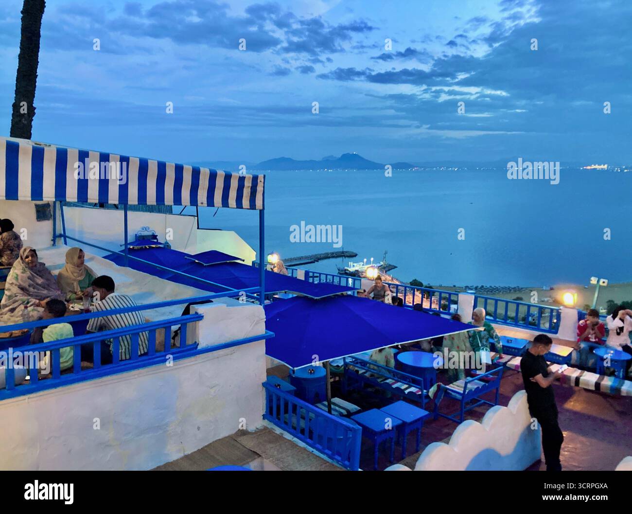Vue panoramique sur la côte depuis le Café des délices à Sidi Bou Said, Tunis, parasols bleus et horizon marin. Capturé le 23 septembre 2025 Banque D'Images Vue panoramique sur la côte depuis le Café des délices à Sidi Bou Said, Tunis, parasols bleus et horizon marin. Capturé le 23 septembre 2025 Banque D'Images