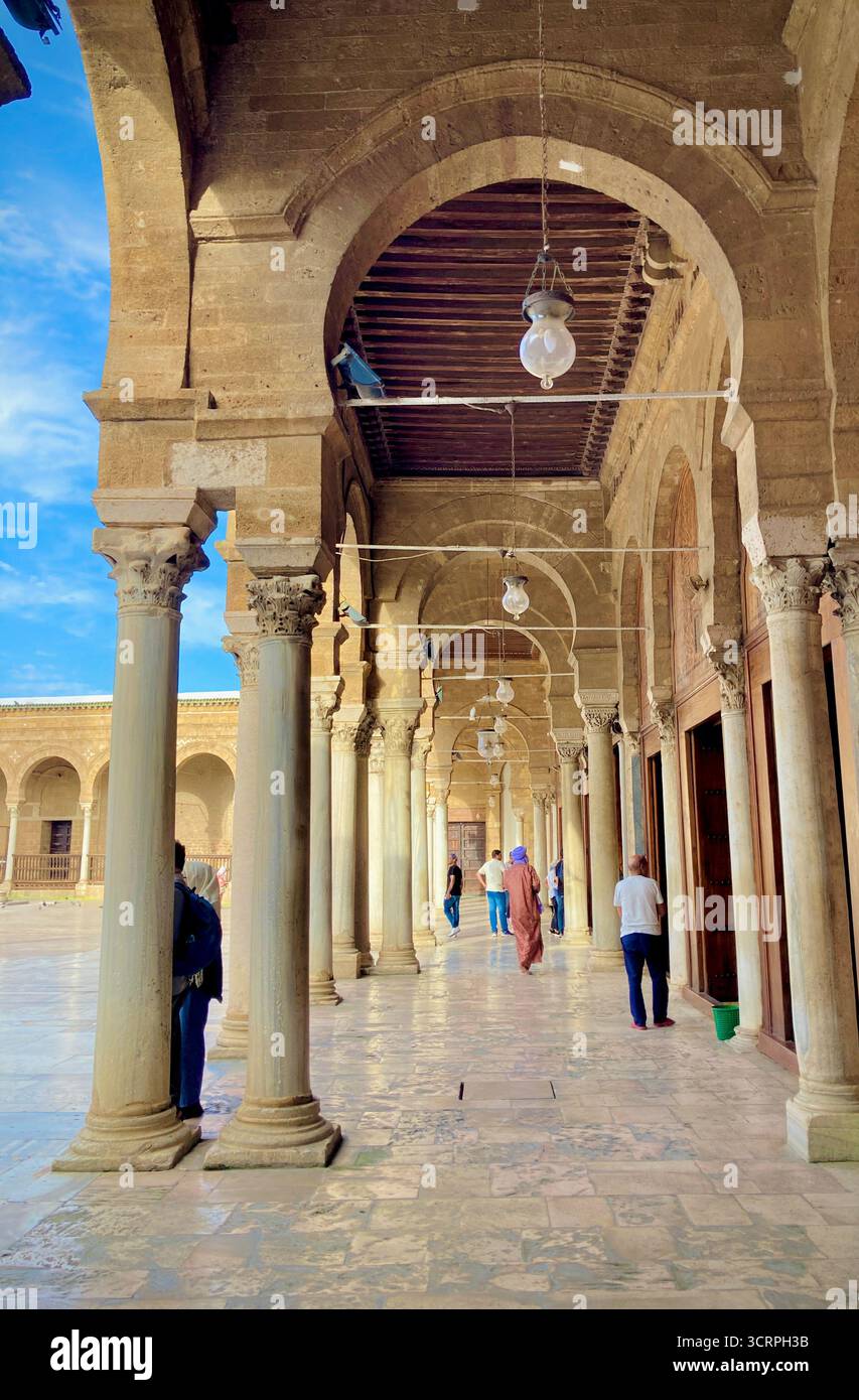 Intérieur de la mosquée Zitouna à Sidi El Bechir, Tunisie – colonnes de pierre, arches et lampes suspendues. Photographié le 24 septembre 2025. Banque D'Images