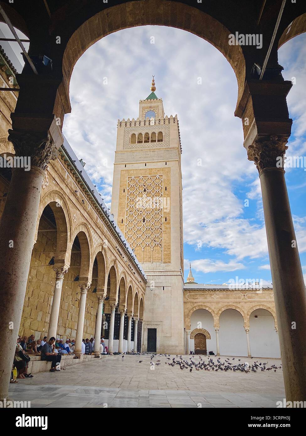Cour de la mosquée Zitouna, Sidi El Bechir, Tunisie. Moment serein capturé le 24 septembre 2025. Banque D'Images