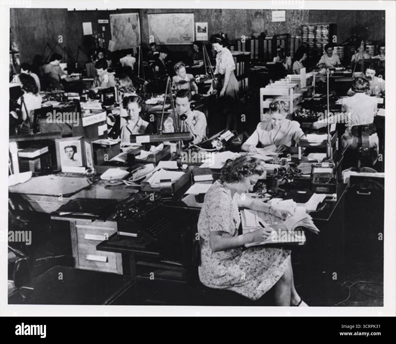 Cryptologues du Service de renseignement des signaux de l'armée américaine, principalement des femmes, au travail à Arlington Hall vers 1943 Banque D'Images