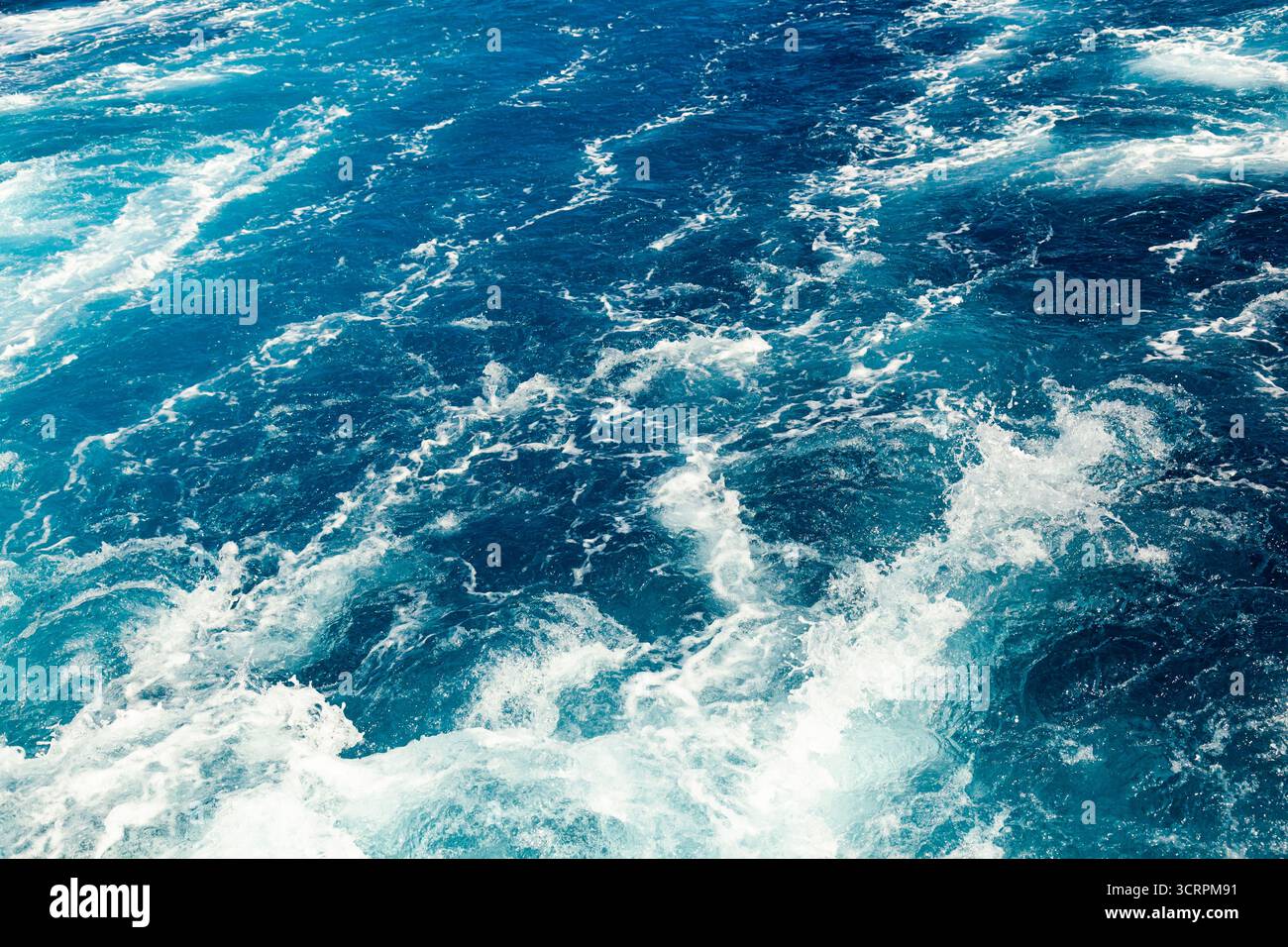 Rivière Aare bleu orageux en Suisse, gros plan. Banque D'Images