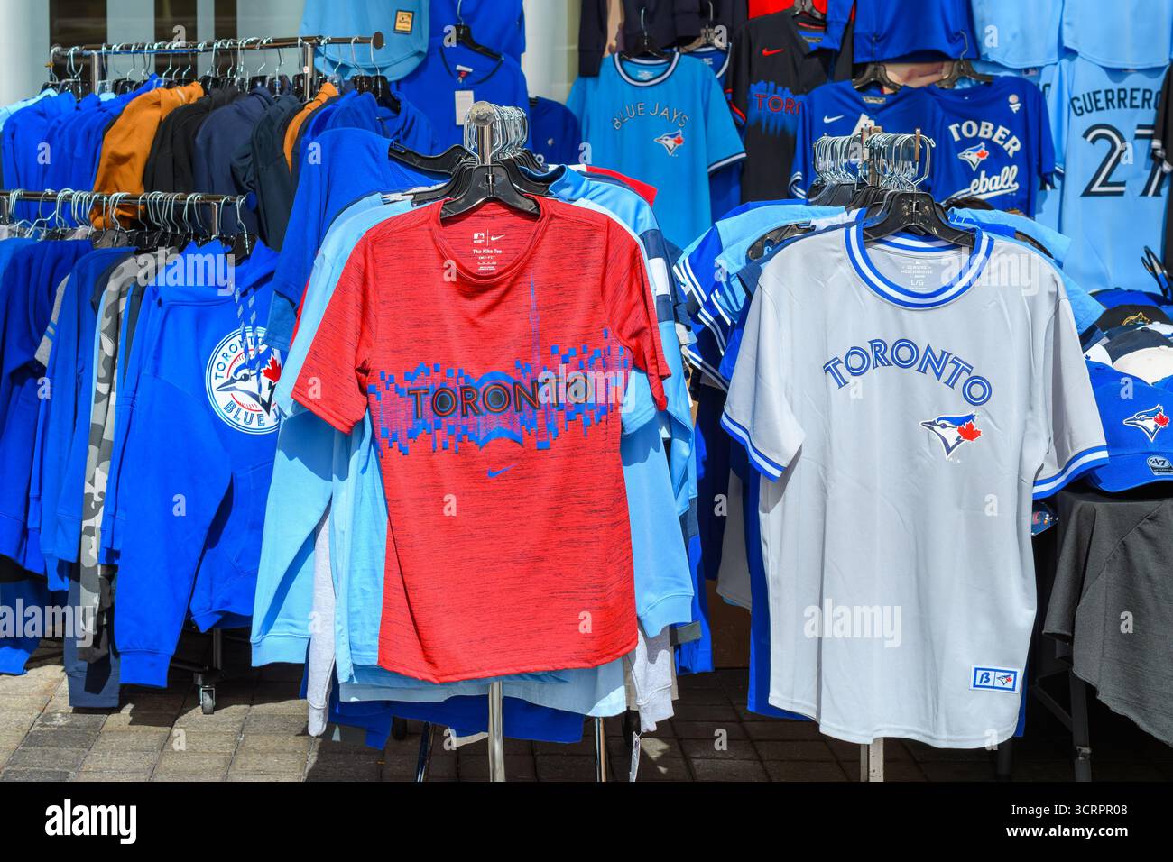 Présentoir avec vêtements Blue Jays dans le quartier du centre-ville. Banque D'Images