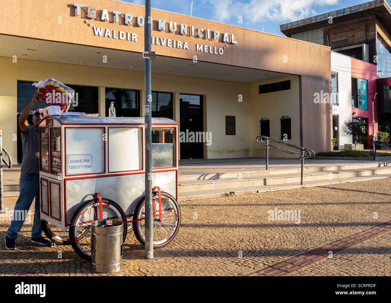 Marilia, SP, Brésil, 20 avril 2024. Scène de rue à Marília, Brésil. Vendeur de pop-corn devant le théâtre municipal Waldyr Silveira Mello. Li. Urbain Banque D'Images