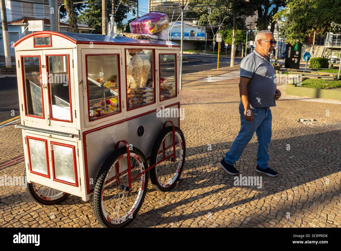 Marilia, SP, Brésil, 20 avril 2024. Scène de rue à Marília, Brésil. Vendeur de pop-corn devant le théâtre municipal Waldyr Silveira Mello. Li. Urbain Banque D'Images