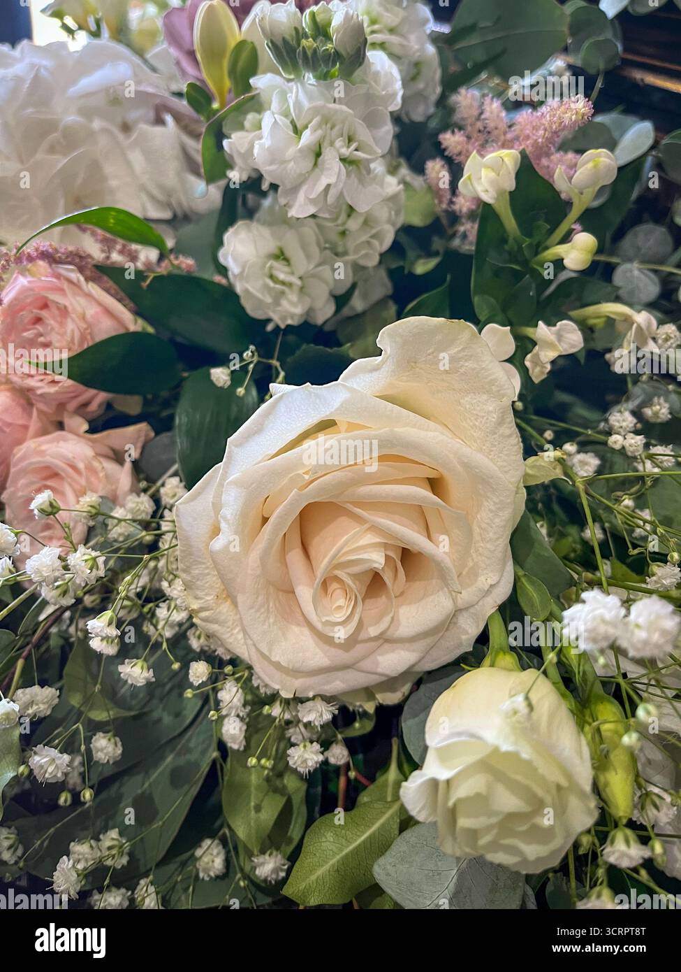 Un arrangement élégant de fleurs diverses, conçu comme un bouquet de mariage ou comme une composition florale raffinée pour une célébration ou un événement spécial. - Image de stock capturée avec un smartphone