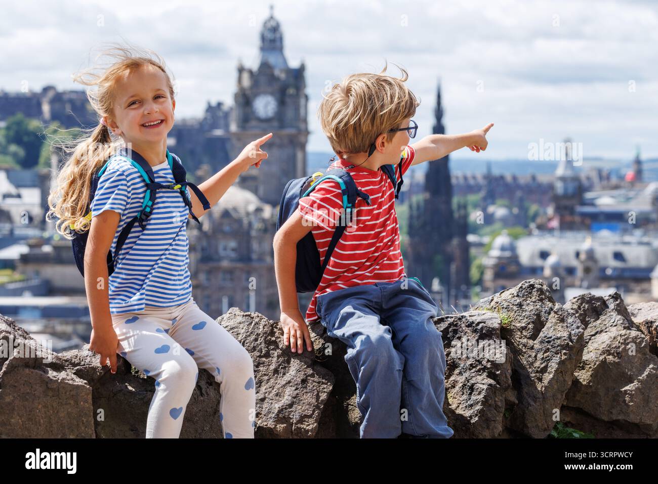 Les enfants explorent une vieille ville pittoresque, pointant avec enthousiasme vers les monuments Banque D'Images