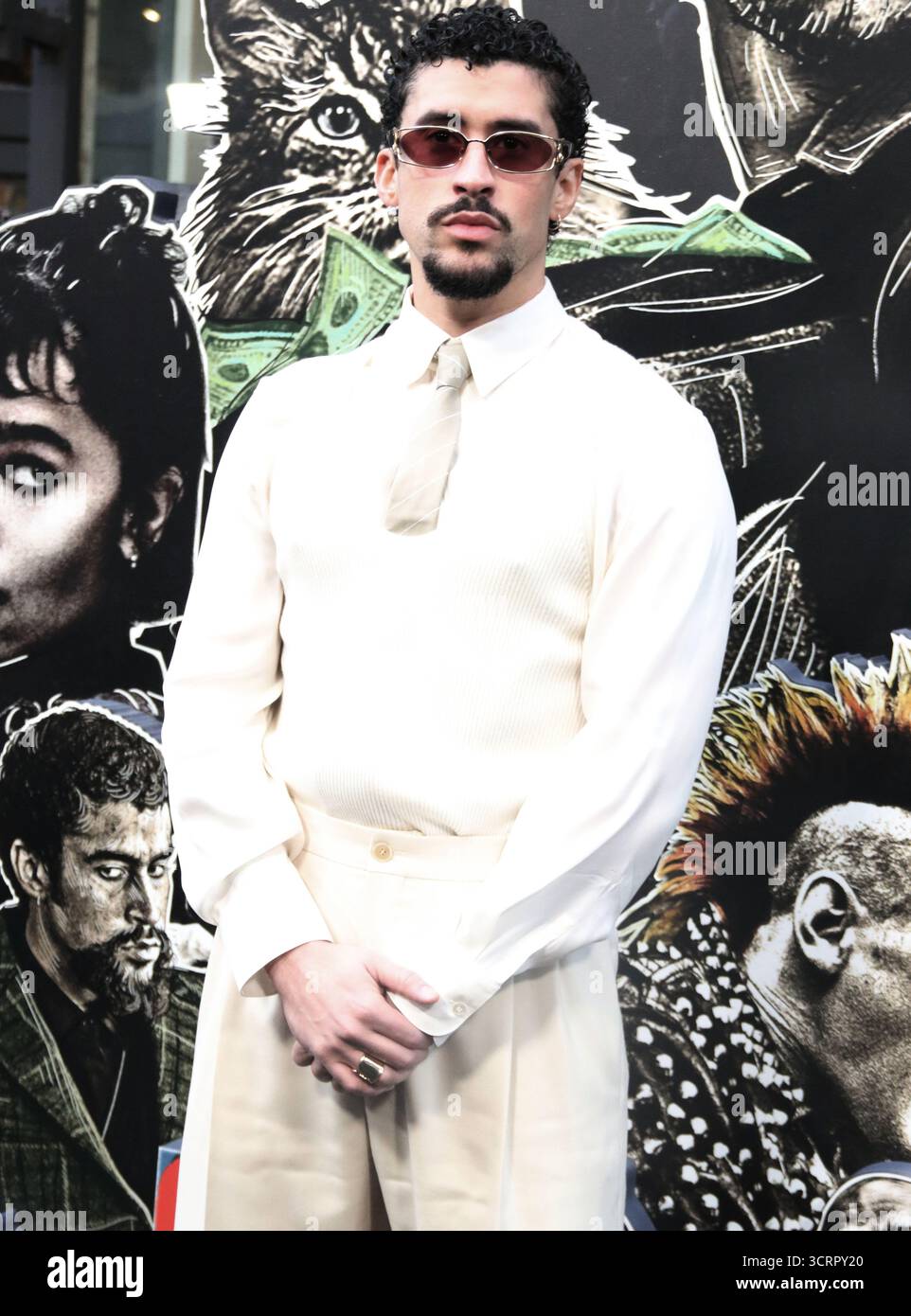 **FICHIER PHOTO** LA GLACE prévoit de patrouiller Bad Bunny Super Bowl Halftime performance. New York, NY 26 août 2025 : Benito Mart'nez Ocasio « Bad Bunny » assiste à la première de Sony Pictures Catch Flying au Regal Union Square de New York. 26 août 2025 crédit RW/Mediapunch Banque D'Images