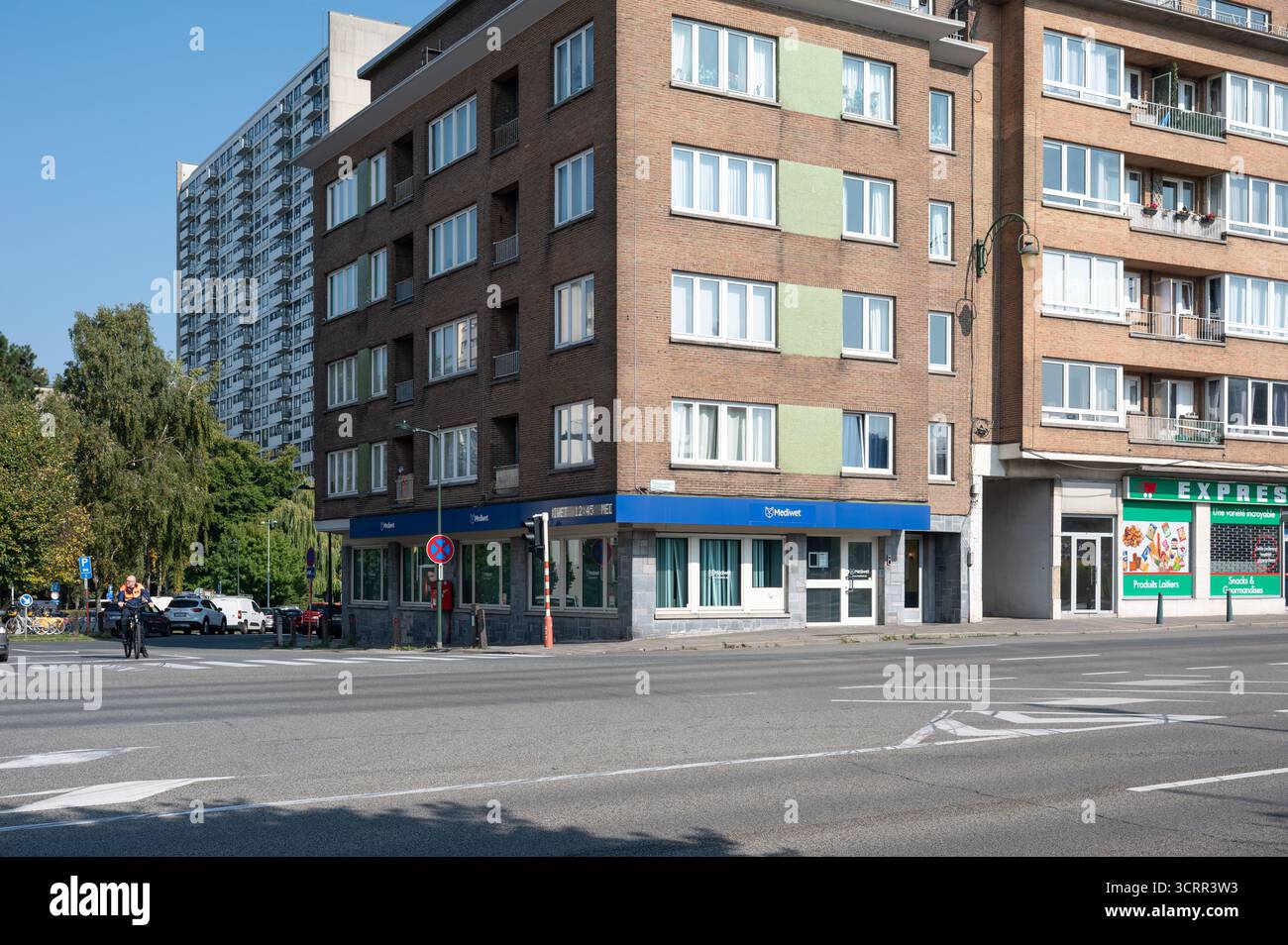 Immeubles d'appartements avec petites entreprises à l'Avenue Charles Quint à Berchem Sainte Agathe, Bruxelles, Belgique 30 SEP 2025 Banque D'Images
