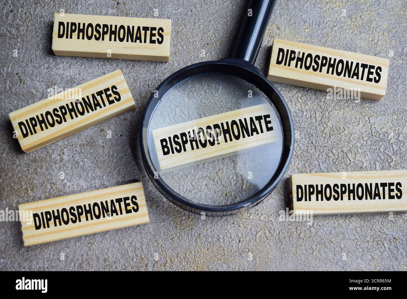 Bisphosphonate ou diphosphonates sur des cubes de bois empilés sur la table. Concept commercial et financier Banque D'Images