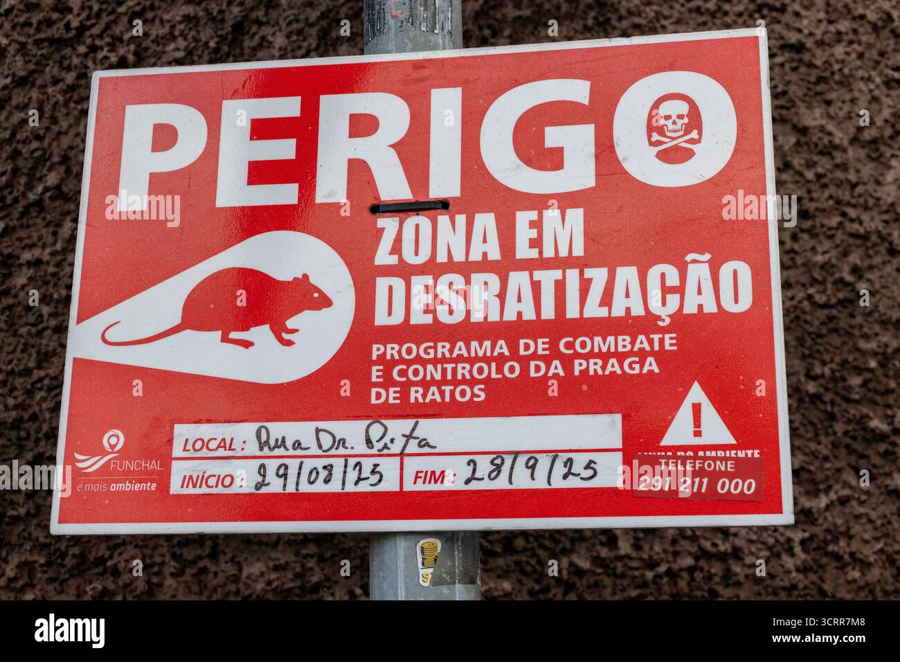 Panneau d'avertissement rouge pour la zone de lutte contre les rongeurs avec une illustration de rat et un symbole de crâne à Funchal, daté de septembre 2025 Banque D'Images Panneau d'avertissement rouge pour la zone de lutte contre les rongeurs avec une illustration de rat et un symbole de crâne à Funchal, daté de septembre 2025 Banque D'Images