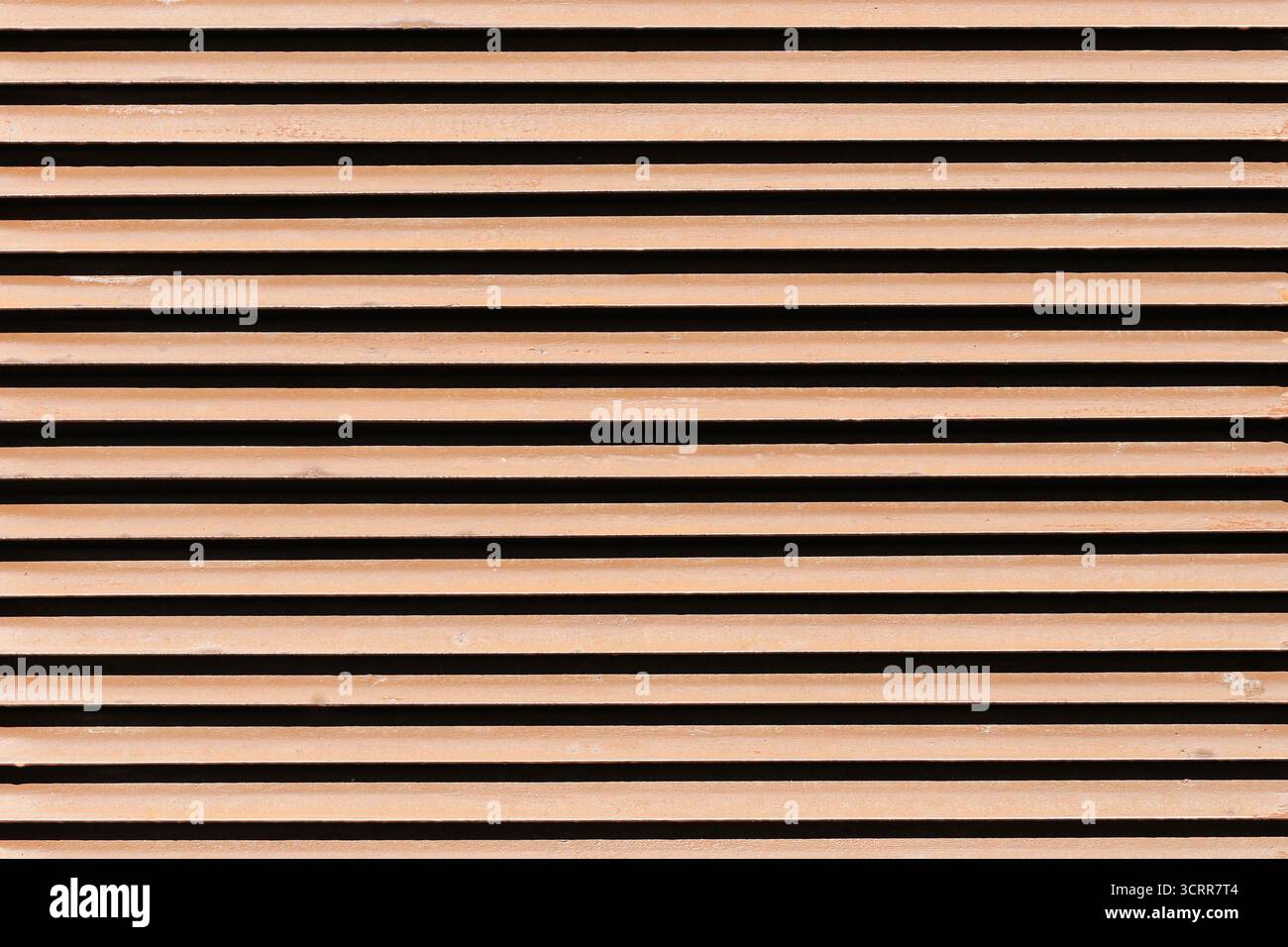 Fond de texture de lattes métalliques horizontales. Motif rayé industriel avec des lignes géométriques et détail de surface architecturale moderne en gros plan. Banque D'Images