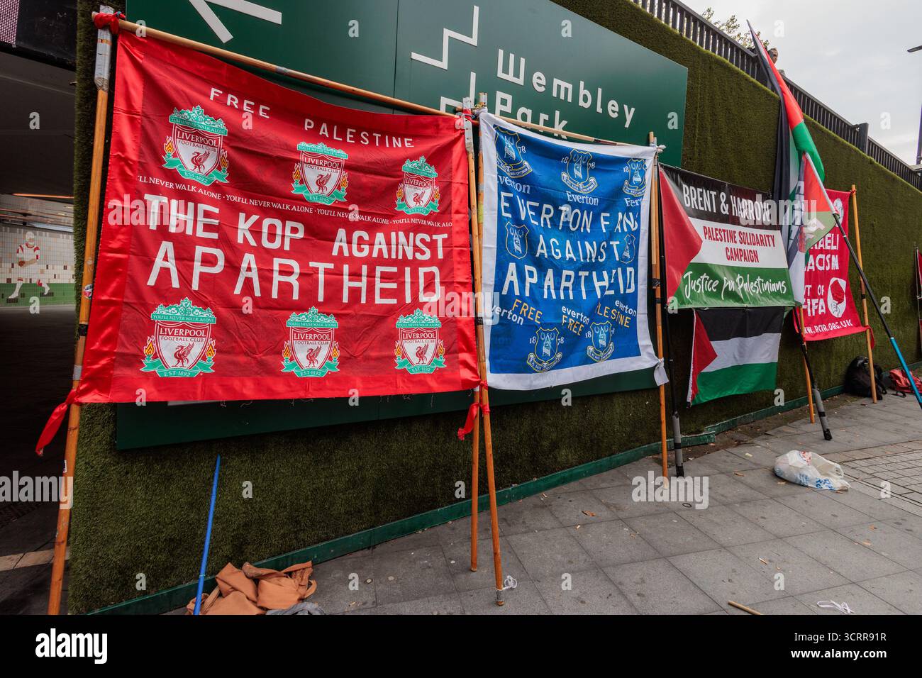Londres, Royaume-Uni. 2 octobre 2025. Des banderoles sont photographiées près du stade de Wembley lors d'une manifestation organisée par des activistes pro-palestiniens pour exiger que l'Association de football publie une déclaration publique demandant que l'Association israélienne de football (IFA) soit suspendue de toute participation aux tournois de l'UEFA et de la FIFA. La pression monte pour que les équipes israéliennes soient suspendues depuis qu’une commission d’enquête de l’ONU a conclu qu’Israël avait commis un génocide contre les Palestiniens à Gaza. Crédit : Mark Kerrison/Alamy Live News Banque D'Images