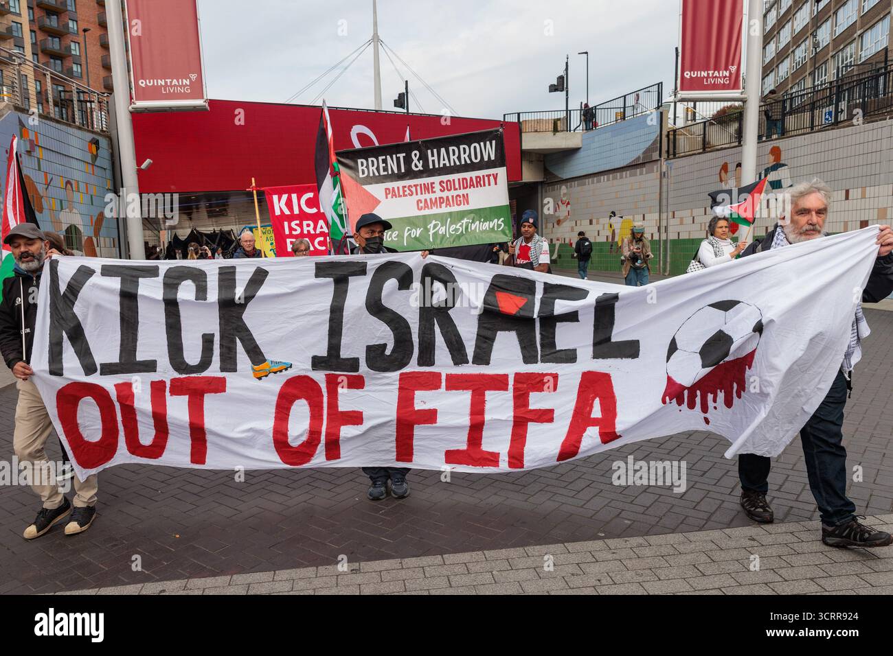 Londres, Royaume-Uni. 2 octobre 2025. Des militants pro-palestiniens marchent vers le stade de Wembley pour exiger que l'Association de football publie une déclaration publique demandant que l'Association israélienne de football (IFA) soit suspendue de toute participation aux tournois de l'UEFA et de la FIFA. La pression monte pour que les équipes israéliennes soient suspendues depuis qu’une commission d’enquête de l’ONU a conclu qu’Israël avait commis un génocide contre les Palestiniens à Gaza. Crédit : Mark Kerrison/Alamy Live News Banque D'Images