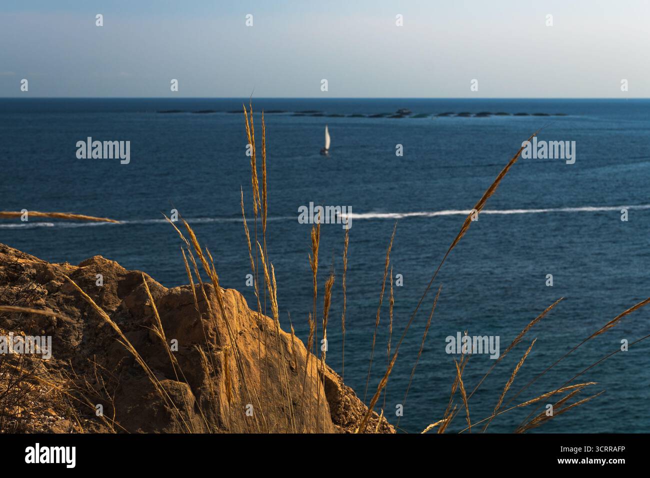 Amis sur un yacht de luxe vague adieu sur la mer Méditerranée, un voyage pittoresque d'amitié et d'aventure. Banque D'Images