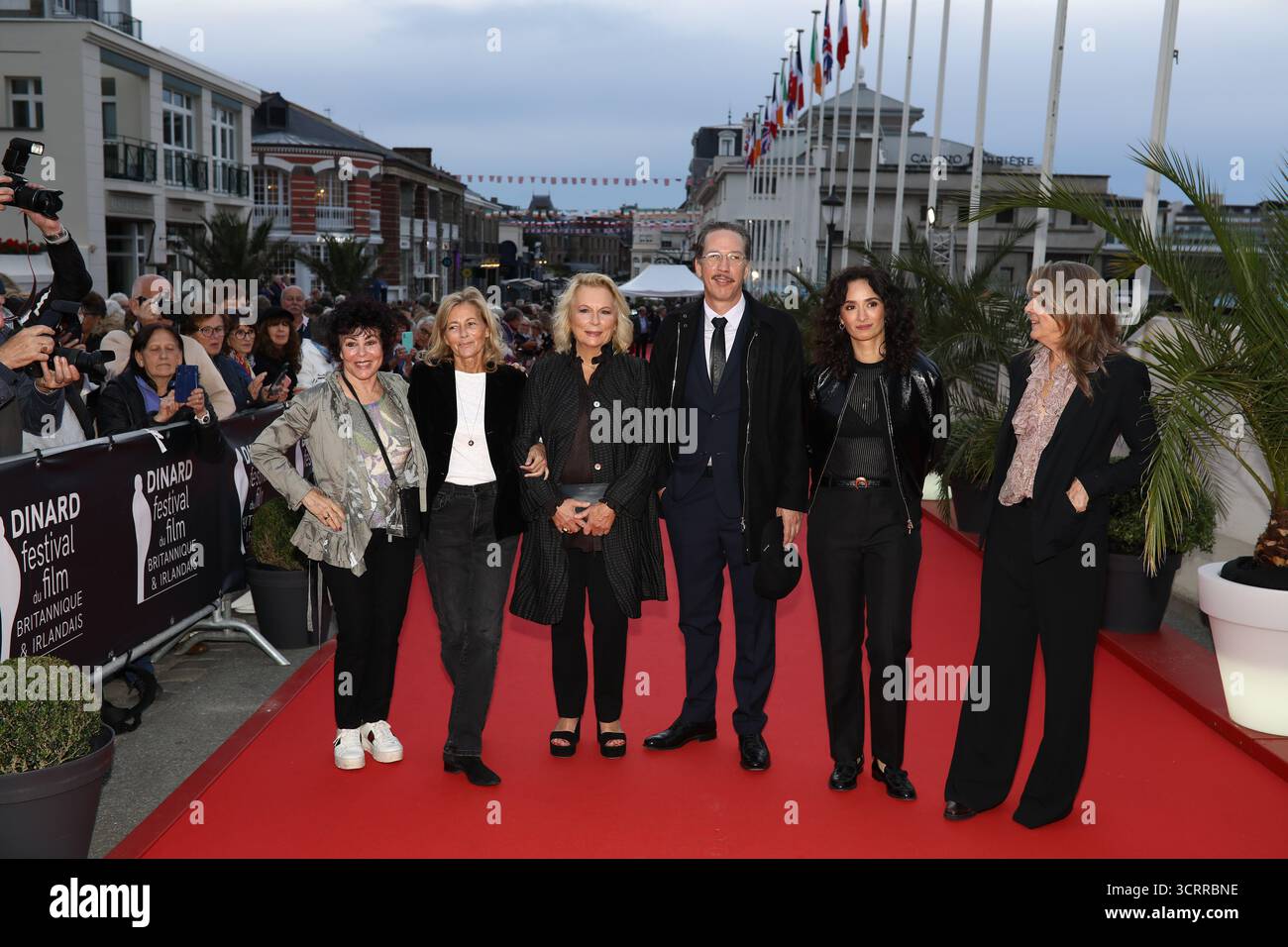 2 octobre 2025, Dinard, Bretagne, France : les membres du jury RUBY Wax, la présidente par intérim CLAIRE CHAZAL, JENNIFER SAUNDERS, REDA KATEB, RACHIDA BRAKNI et MOLLY DINEEN posent sur le tapis rouge pour la cérémonie d’ouverture du 36e Dinard Festival of British & Irish film à Dinard, France (crédit image : © Mickael Chavet/ZUMA Press Wire) USAGE ÉDITORIAL ONLY ! Non destiné à UN USAGE commercial ! Banque D'Images