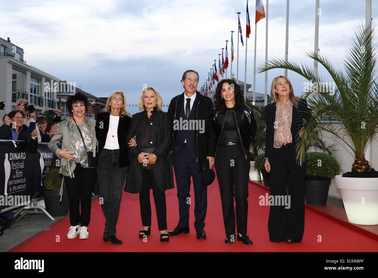 2 octobre 2025, Dinard, Bretagne, France : les membres du jury RUBY Wax, la présidente par intérim CLAIRE CHAZAL, JENNIFER SAUNDERS, REDA KATEB, RACHIDA BRAKNI et MOLLY DINEEN posent sur le tapis rouge pour la cérémonie d’ouverture du 36e Dinard Festival of British & Irish film à Dinard, France (crédit image : © Mickael Chavet/ZUMA Press Wire) USAGE ÉDITORIAL ONLY ! Non destiné à UN USAGE commercial ! Banque D'Images
