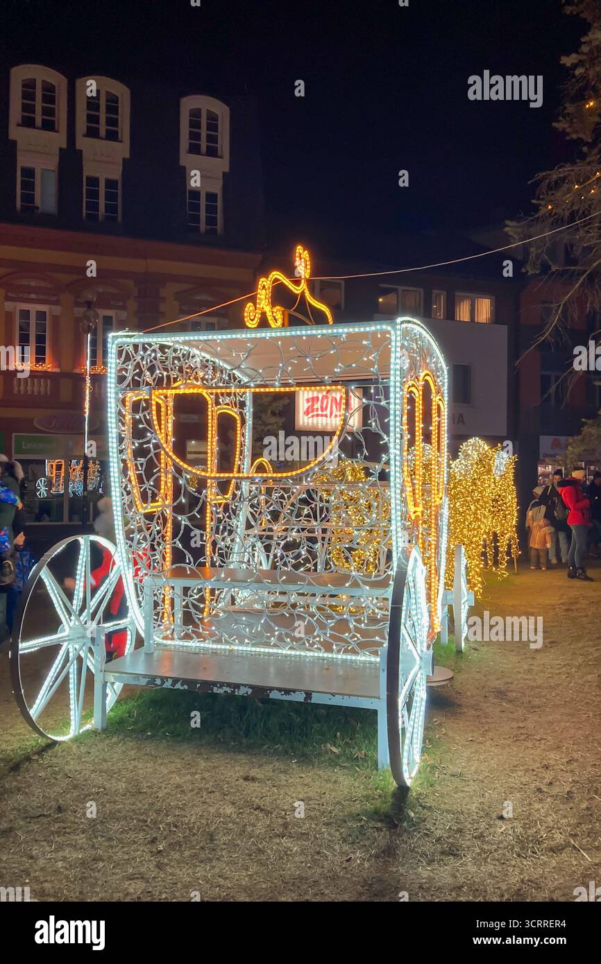SLOVAQUIE, POPRAD - 29 DÉCEMBRE 2024 : le centre-ville de Poprad brille d'une atmosphère magique de Noël, avec des lumières festives, des arbres décorés, Banque D'Images
