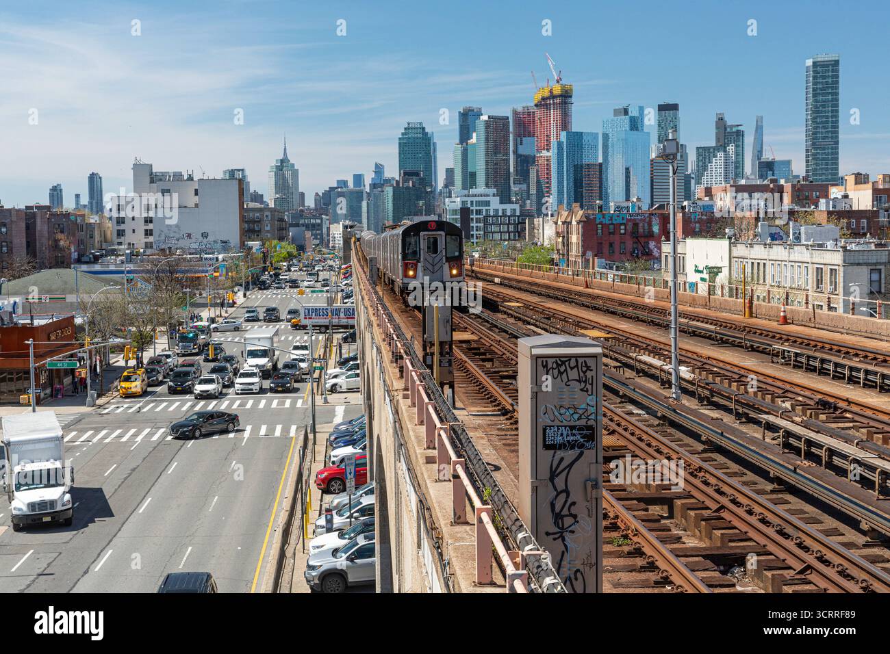 Train de 7 lignes près de Sunnyside Queens, New York Banque D'Images Train de 7 lignes près de Sunnyside Queens, New York Banque D'Images