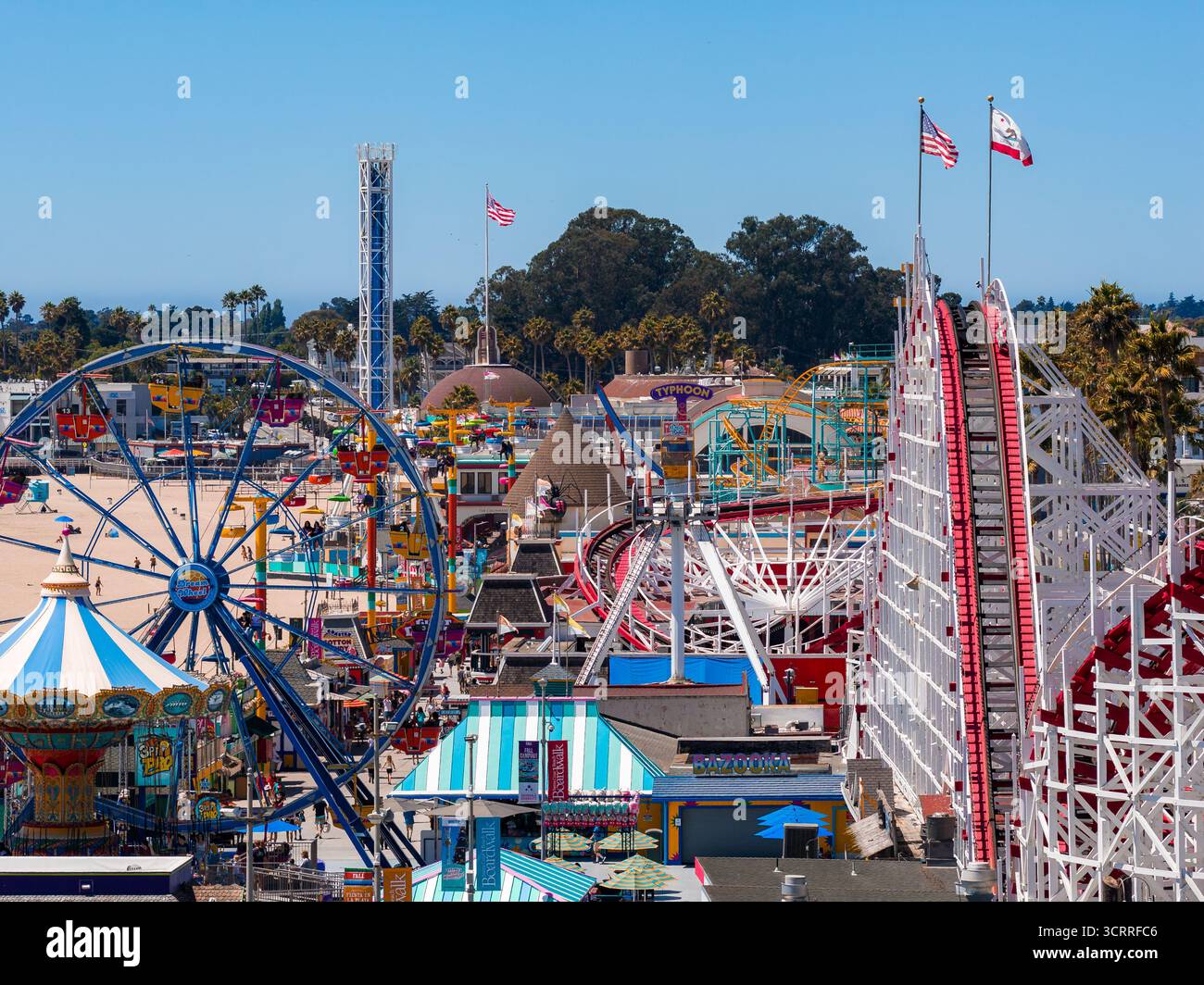 Vue aérienne de la promenade de Santa Cruz Beach avec montagnes russes géantes Banque D'Images