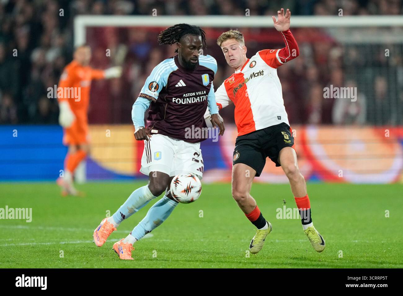 ROTTERDAM, 02-10-2025, Stadium de Kuip, saison 2025/2026, Europa League football . Match entre Feyenoord et Aston Villa, photo montre le joueur d'Aston Villa Evann Guessand, le joueur de Feyenoord Gijs Smal (photo de Pro Shots/Sipa USA) crédit : Sipa US/Alamy Live News Banque D'Images