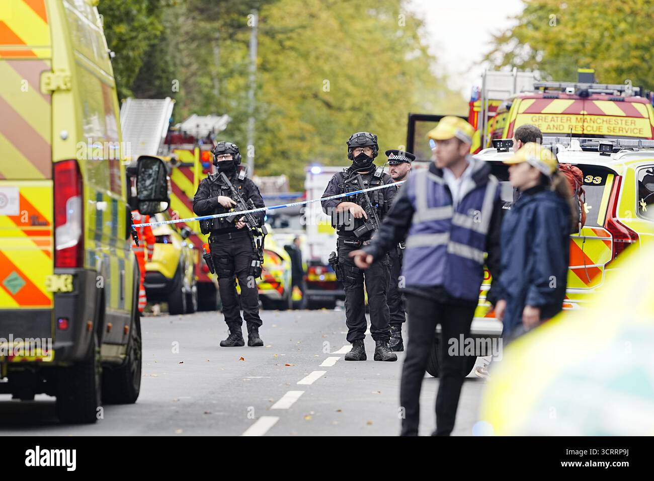 (251002) -- MANCHESTER (GRANDE-BRETAGNE), Oct. 2, 2025 (Xinhua) -- des policiers et des services d'urgence sont photographiés sur les lieux à la Heaton Park Hebrew Congregation Synagogue à Manchester, Grande-Bretagne, Oct. 2, 2025. La police a confirmé jeudi après-midi que l'attaque devant la synagogue Hebrew Congregation de Heaton Park sur Middleton Road à Crumpsall, Manchester, a été déclarée un incident terroriste. (Xinhua) Banque D'Images