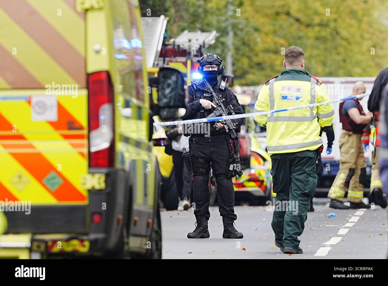 (251002) -- MANCHESTER (GRANDE-BRETAGNE), Oct. 2, 2025 (Xinhua) -- des policiers et des services d'urgence sont photographiés sur les lieux à la Heaton Park Hebrew Congregation Synagogue à Manchester, Grande-Bretagne, Oct. 2, 2025. La police a confirmé jeudi après-midi que l'attaque devant la synagogue Hebrew Congregation de Heaton Park sur Middleton Road à Crumpsall, Manchester, a été déclarée un incident terroriste. (Xinhua) Banque D'Images