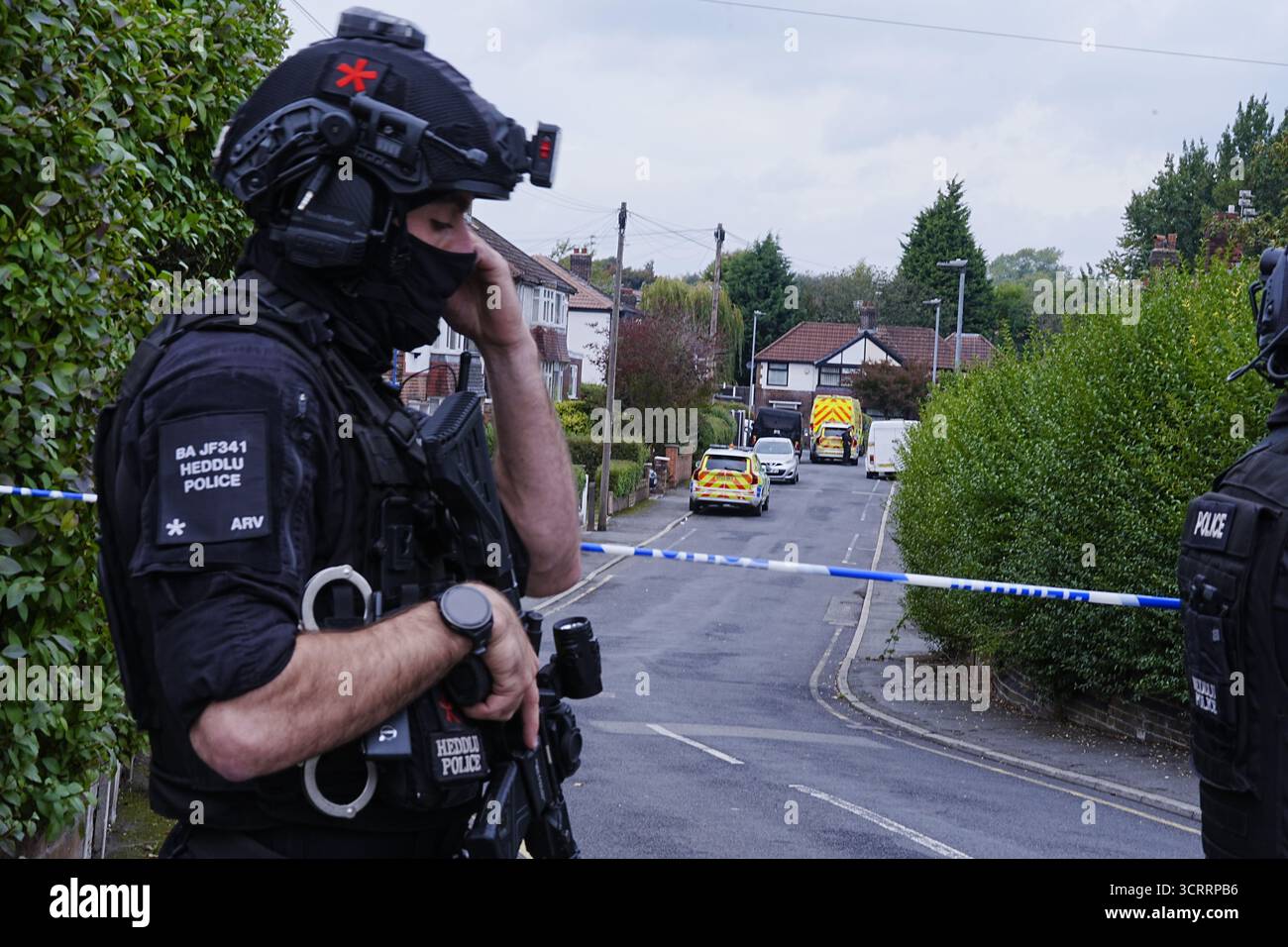 (251002) -- MANCHESTER (GRANDE-BRETAGNE), Oct. 2, 2025 (Xinhua) -- Un policier est photographié sur la scène à la Heaton Park Hebrew Congregation Synagogue à Manchester, Grande-Bretagne, Oct. 2, 2025. La police a confirmé jeudi après-midi que l'attaque devant la synagogue Hebrew Congregation de Heaton Park sur Middleton Road à Crumpsall, Manchester, a été déclarée un incident terroriste. (Xinhua) Banque D'Images