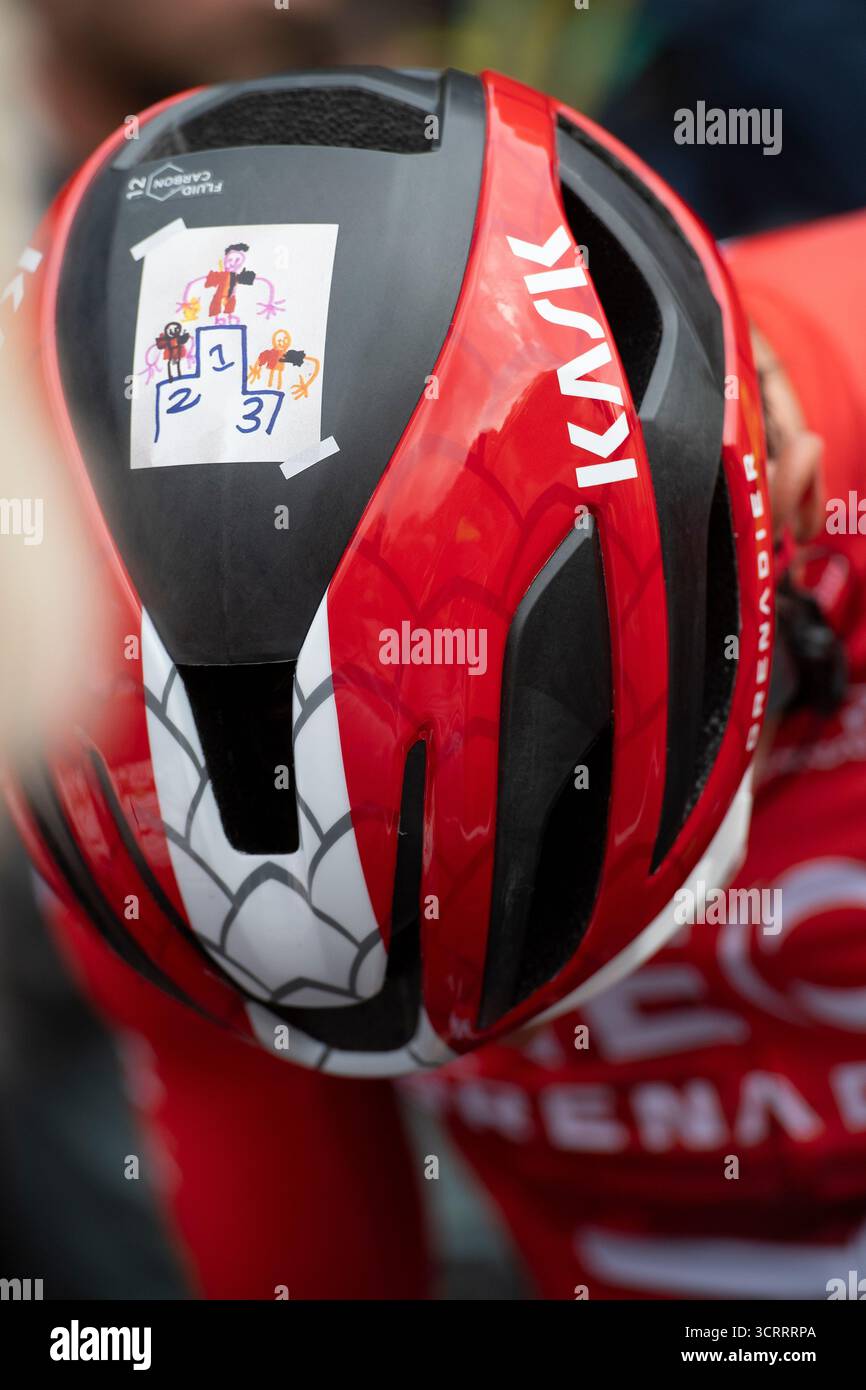 21e Tour de Grande-Bretagne 2025 - étape 5 PONTYPOOL, Royaume-Uni - SEPT 06 Geraint Thomas's ajout spécial Kask casque, avec des détails de l'œuvre d'art de ses fils Banque D'Images